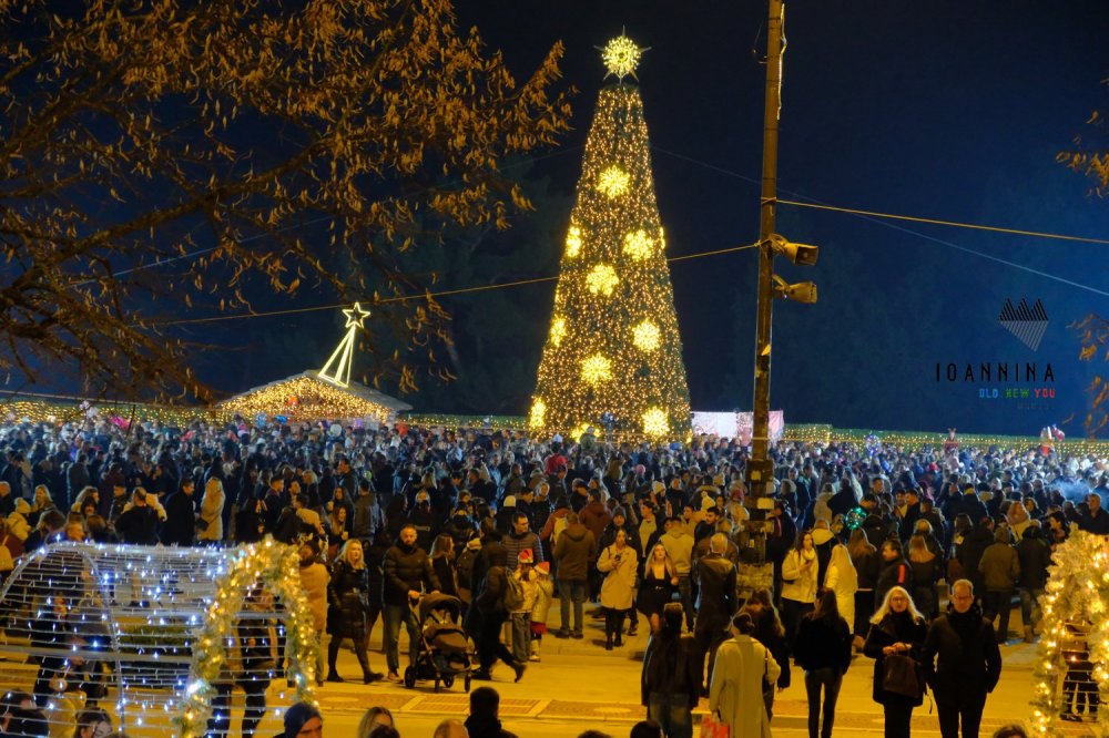 Σε γιορτινό κλίμα η φωταγώγηση του Χριστουγεννιάτικου Δέντρου-Η κεντρική πλατεία γέμισε ξανά ζωή