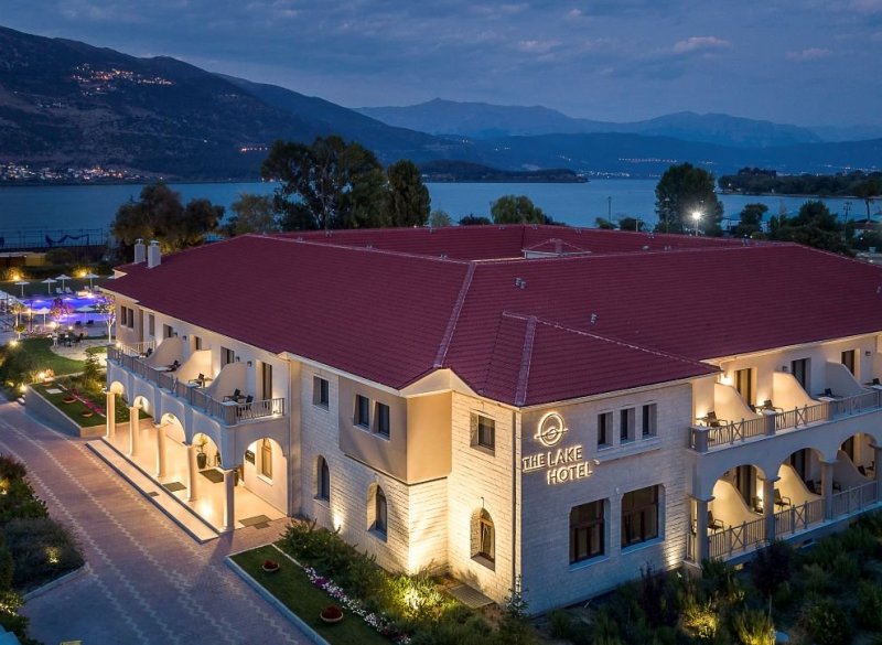THE LAKE HOTEL